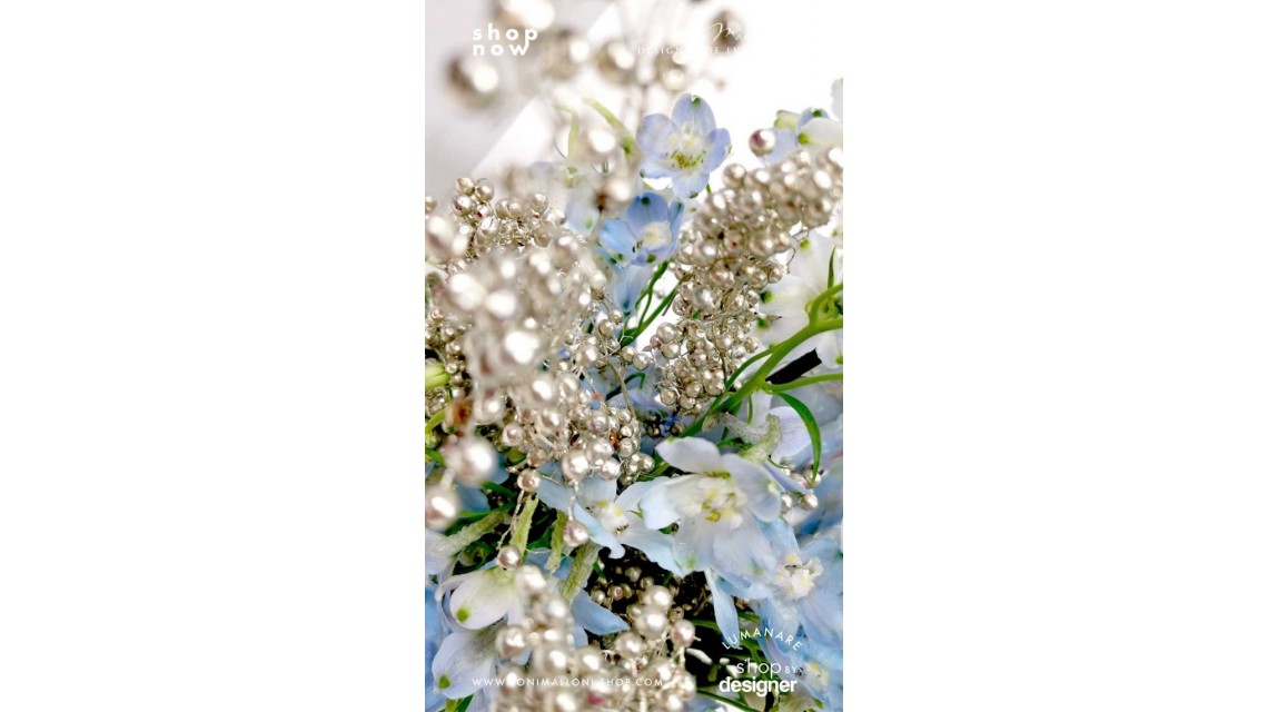 Lumanare botez scurta cu flori naturale delphinium si folie argintie personalizata 1